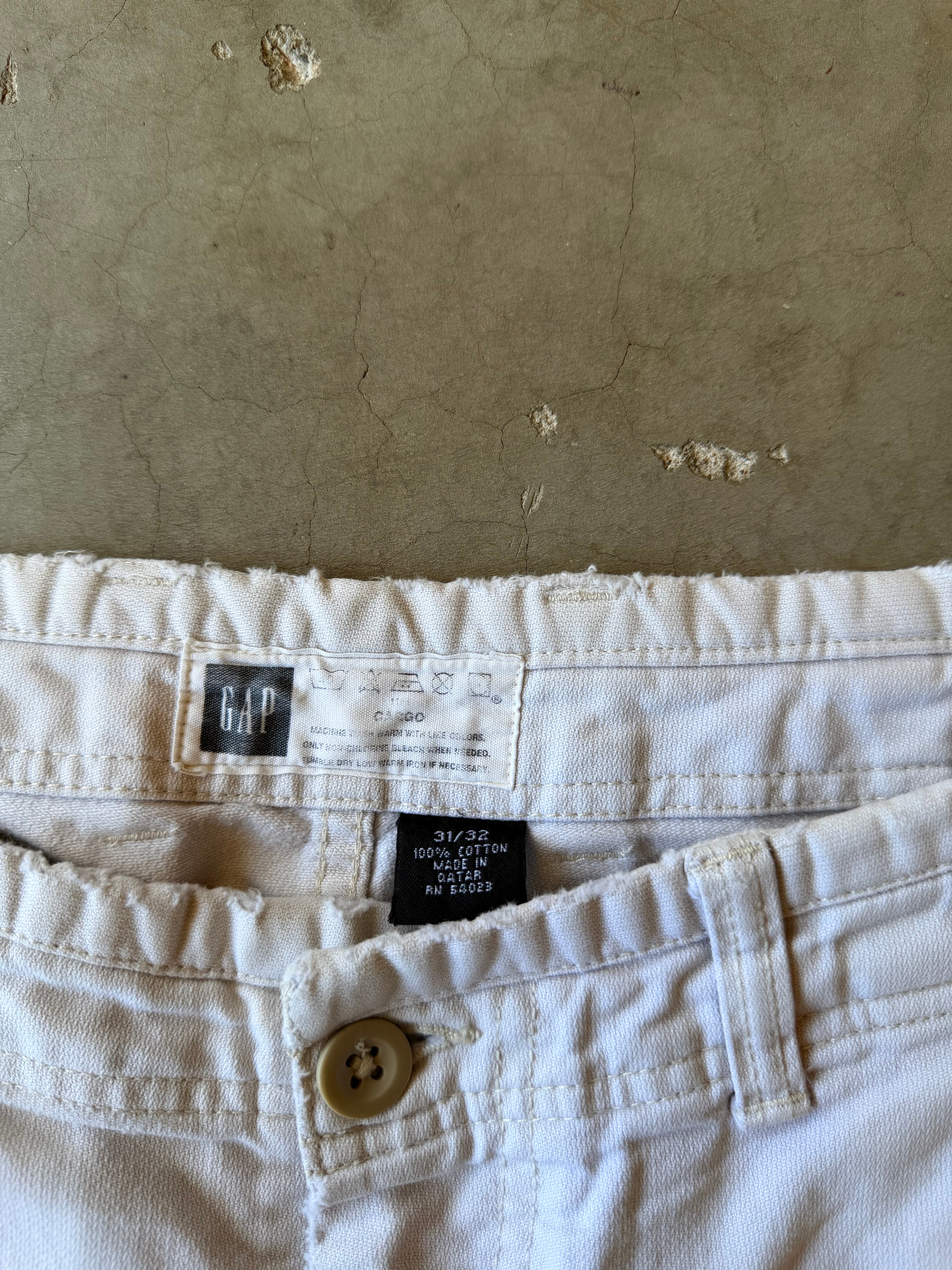 Painted White Baggy GAP Capri Cargo Shorts(31)