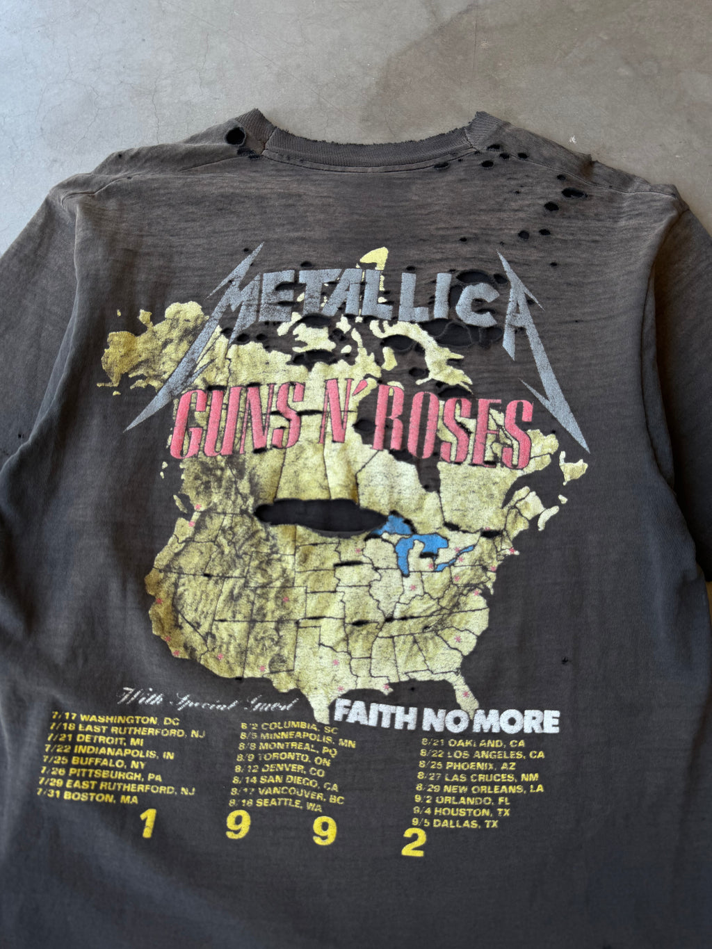 1990s Extremely Faded & Distressed Metallica Guns N’ Roses Tee(L)